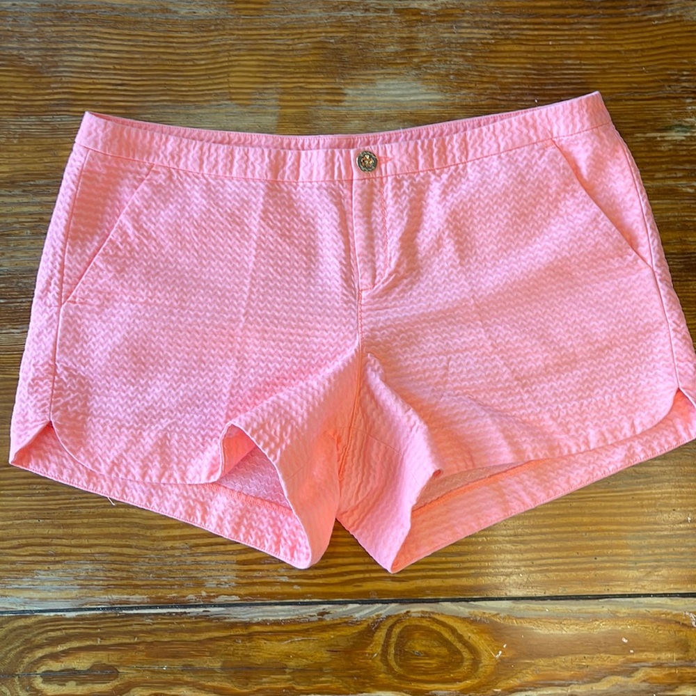 Very gently used Lilly Pulitzer size 10 mid-rise Jacuard shorts, salmon